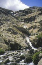Torrente e cascata del Gran Lac (c m 2400) (12034 bytes)